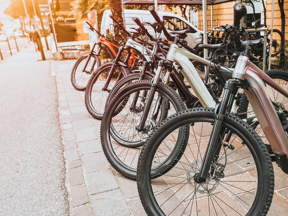 E-Bikes stehen an einer Straße