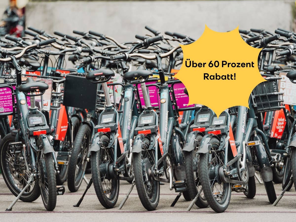 E-Bikes stehen an einer Straße