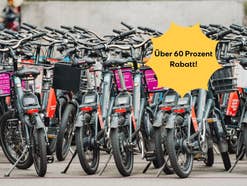 E-Bikes stehen an einer Straße