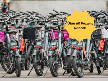 E-Bikes stehen an einer Straße