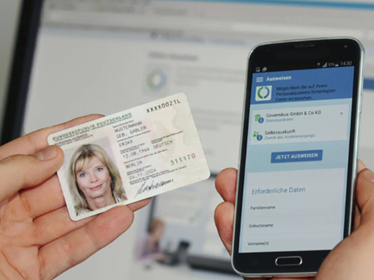Ein Personalausweis und die passende App auf einem Handy