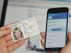 Ein Personalausweis und die passende App auf einem Handy