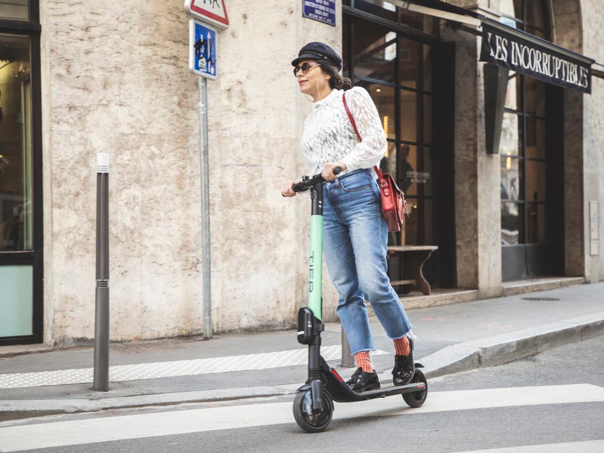 Frau auf elektrischem Tretroller