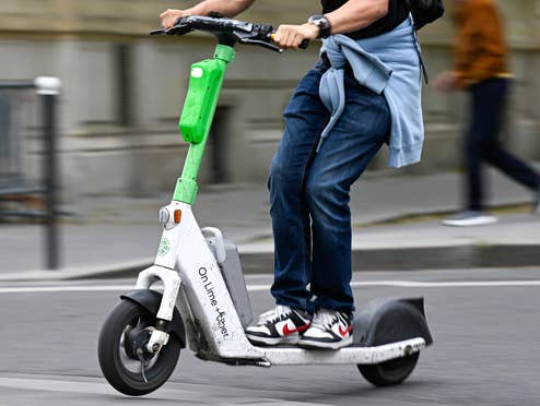 Ab 2027 gibt’s neue Verkehrsregeln für E-Scooter – und auch ganz neue Bußgelder Mann fährt E-Scooter