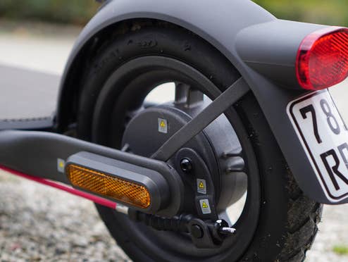 China setzt auf Lasershows über Autobahnen – auch in Deutschland eine Option? Hinterrad eines E-Scooters