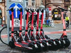 E-Scooter aneinandergereiht in der Stadt.