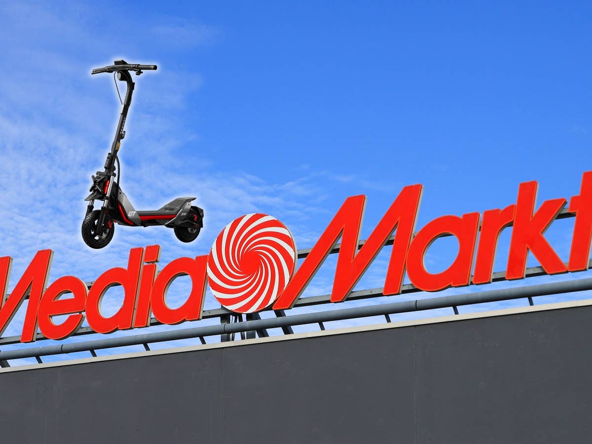 E-Scooter mit großer Reichweite bei MediaMarkt im Angebot MediaMarkt-Logo vor einem blauen Himmel, daneben ein E-Scooter
