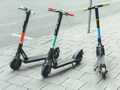 E-Scooter sind auf einem Gehweg abgestellt