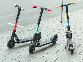 E-Scooter sind auf einem Gehweg abgestellt