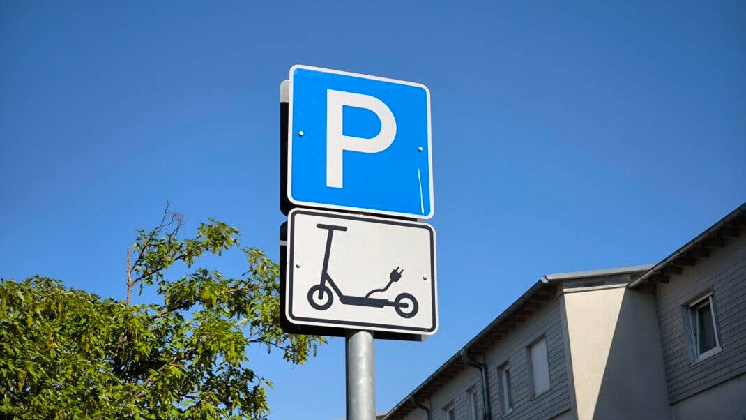 Parkplatz-Zeichen für E-Scooter