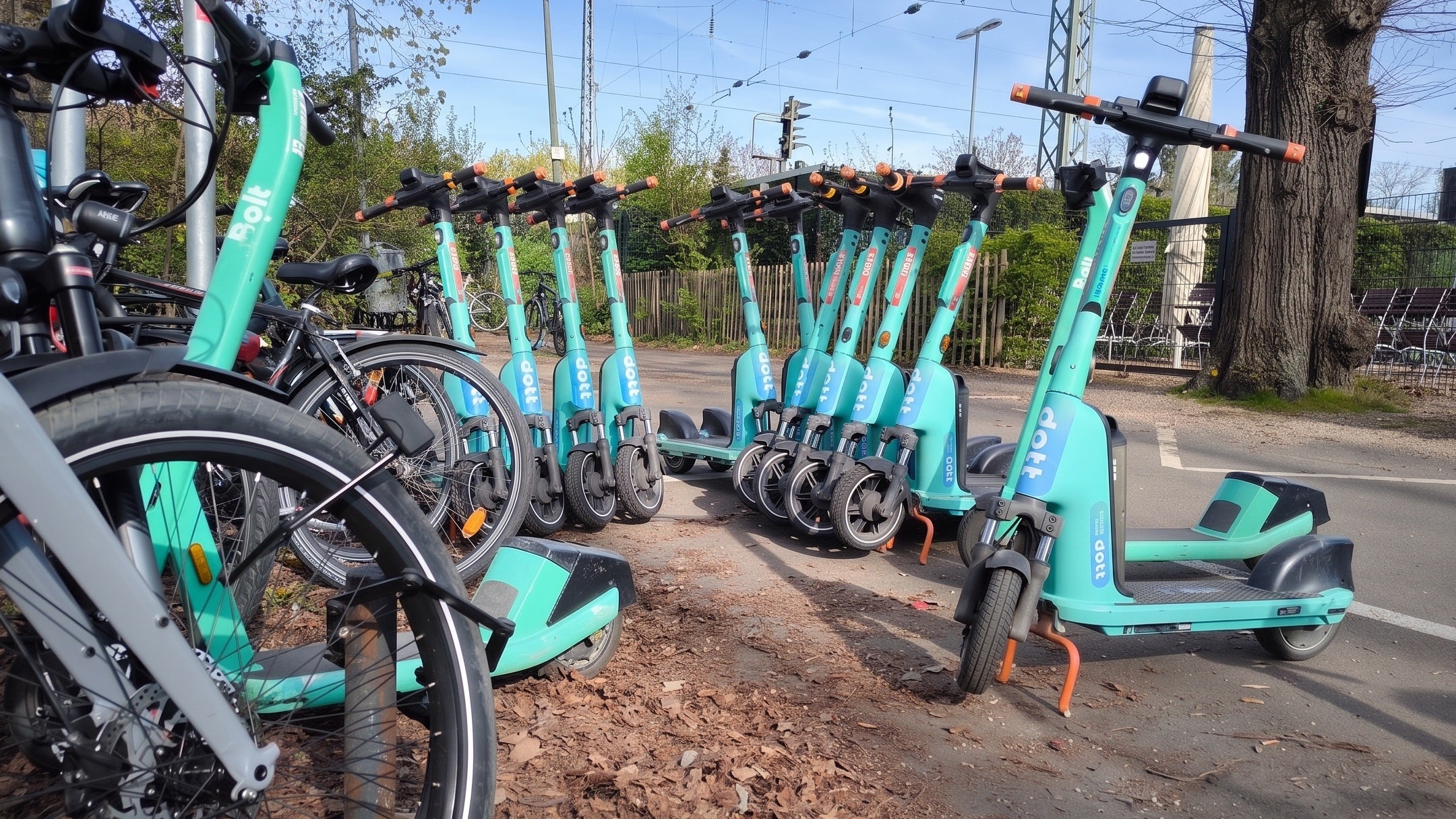 E-Scooter leihen, um den Zug zu bekommen – warum das vielerorts nicht mehr funktioniert