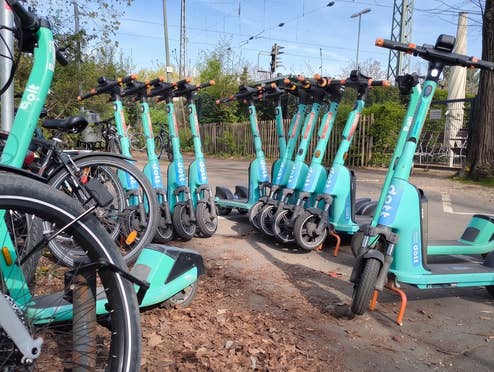 Besser als Viele E-Scooter stehen nebeneinander