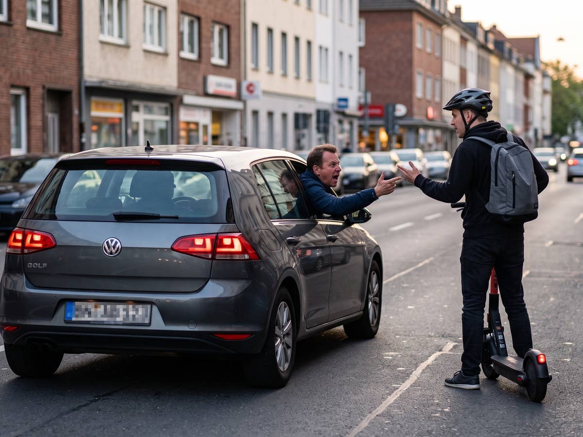 Auto vs. E-Scooter: Jetzt ist klar, wer Täter ist und wer Opfer E-Scooter neben einem Pkw