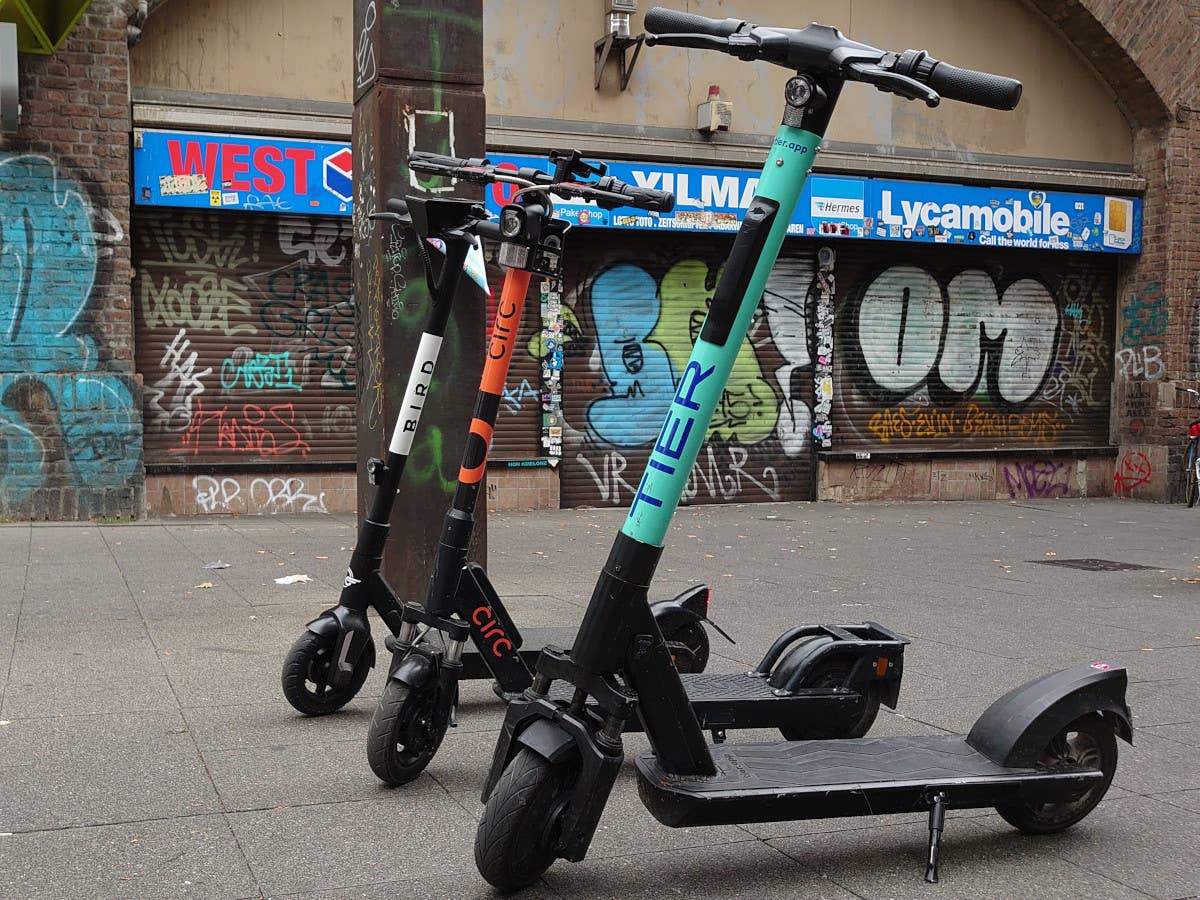 E-Scooter von Bird, Circ und Tier vor einer bunten Wand in Köln