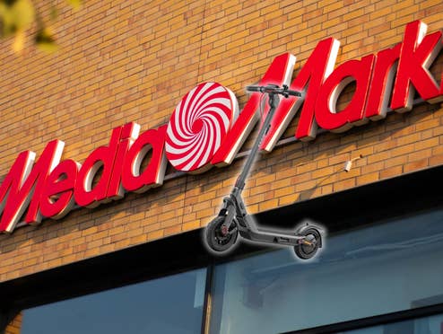 E-Scooter vor einem MediaMarkt-Logo