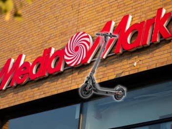 E-Scooter vor einem MediaMarkt-Logo