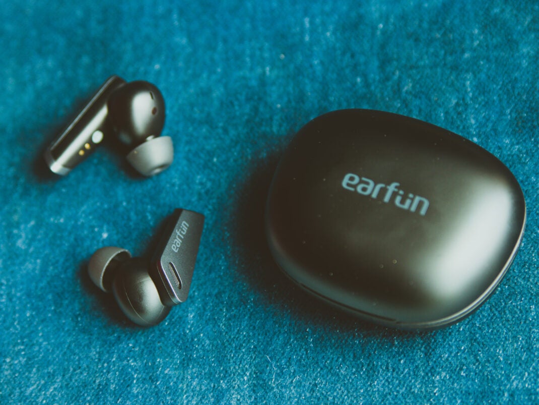 Tippen reicht nicht: Um Musik zu pausieren, muss man ordentlich auf die EarFun Air Pro draufklopfen. 