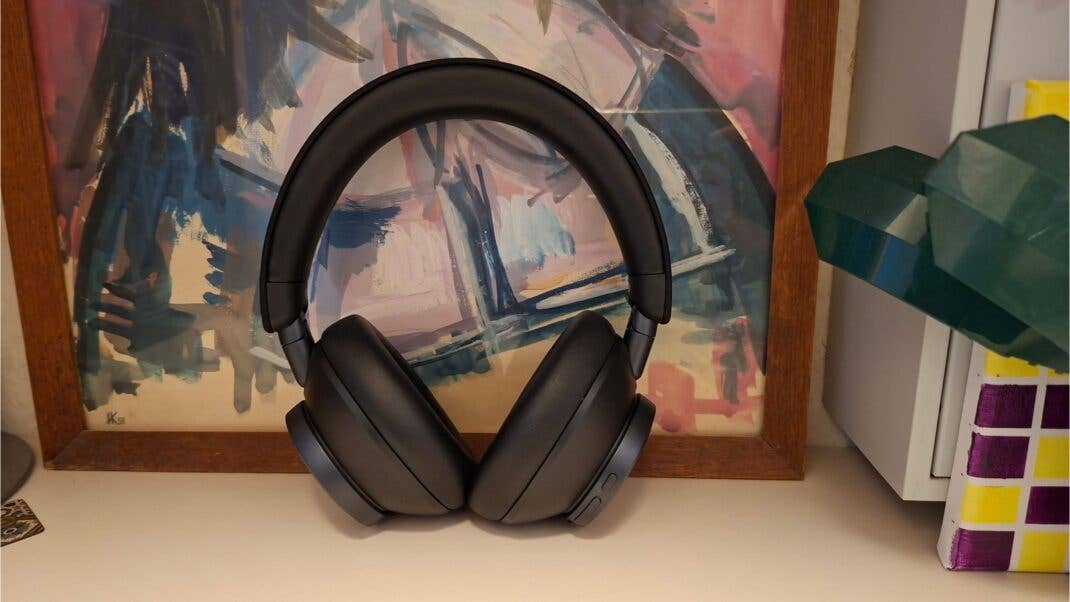 EarFun Wave Pro X auf einem Regal vor einem Gemälde