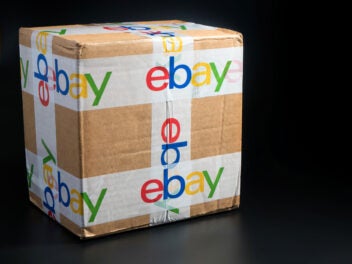 Ein eBay-Paket vor einem schwarzen Hintergrund