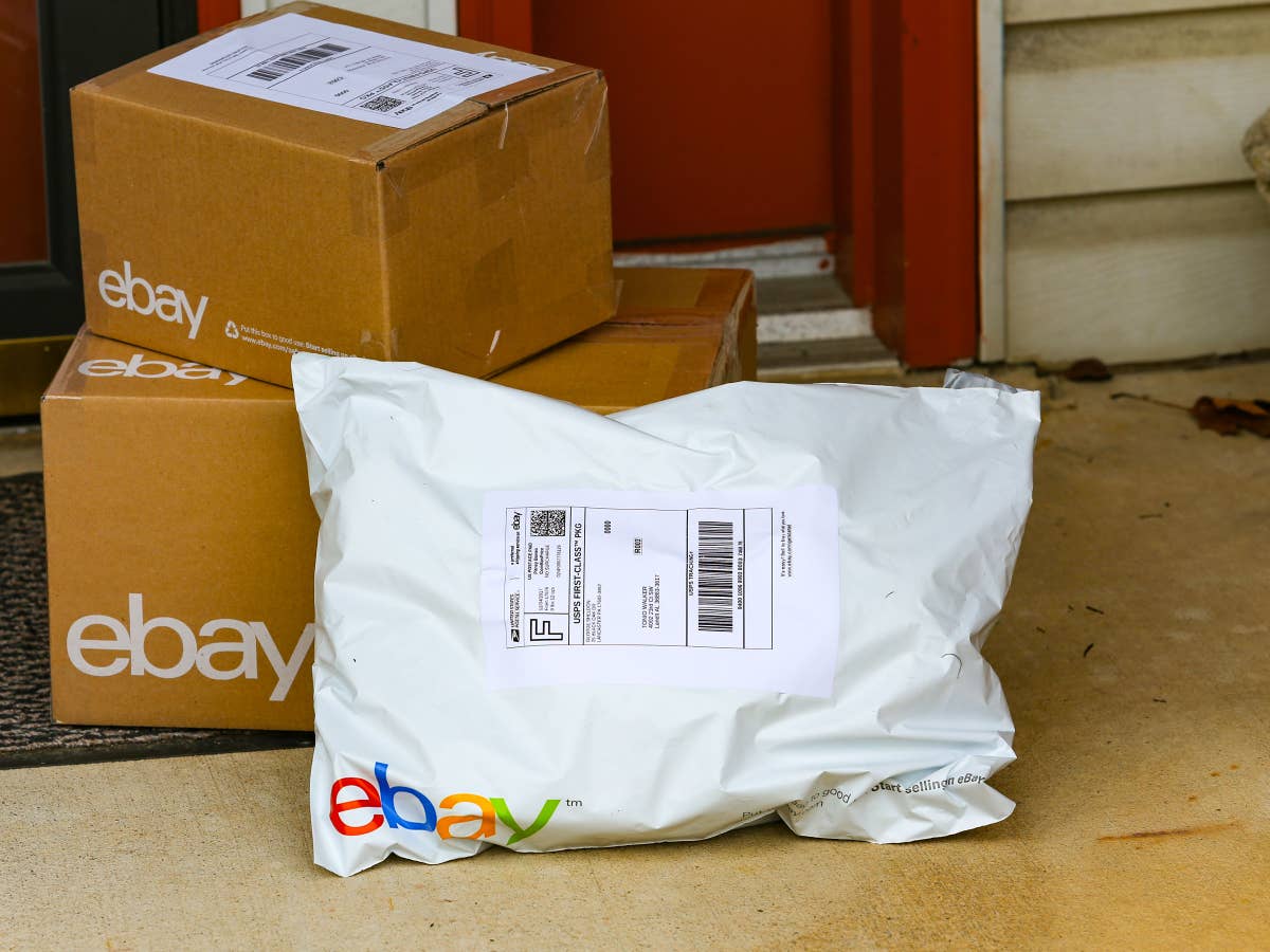 ebay-Pakete an einem Hauseingang