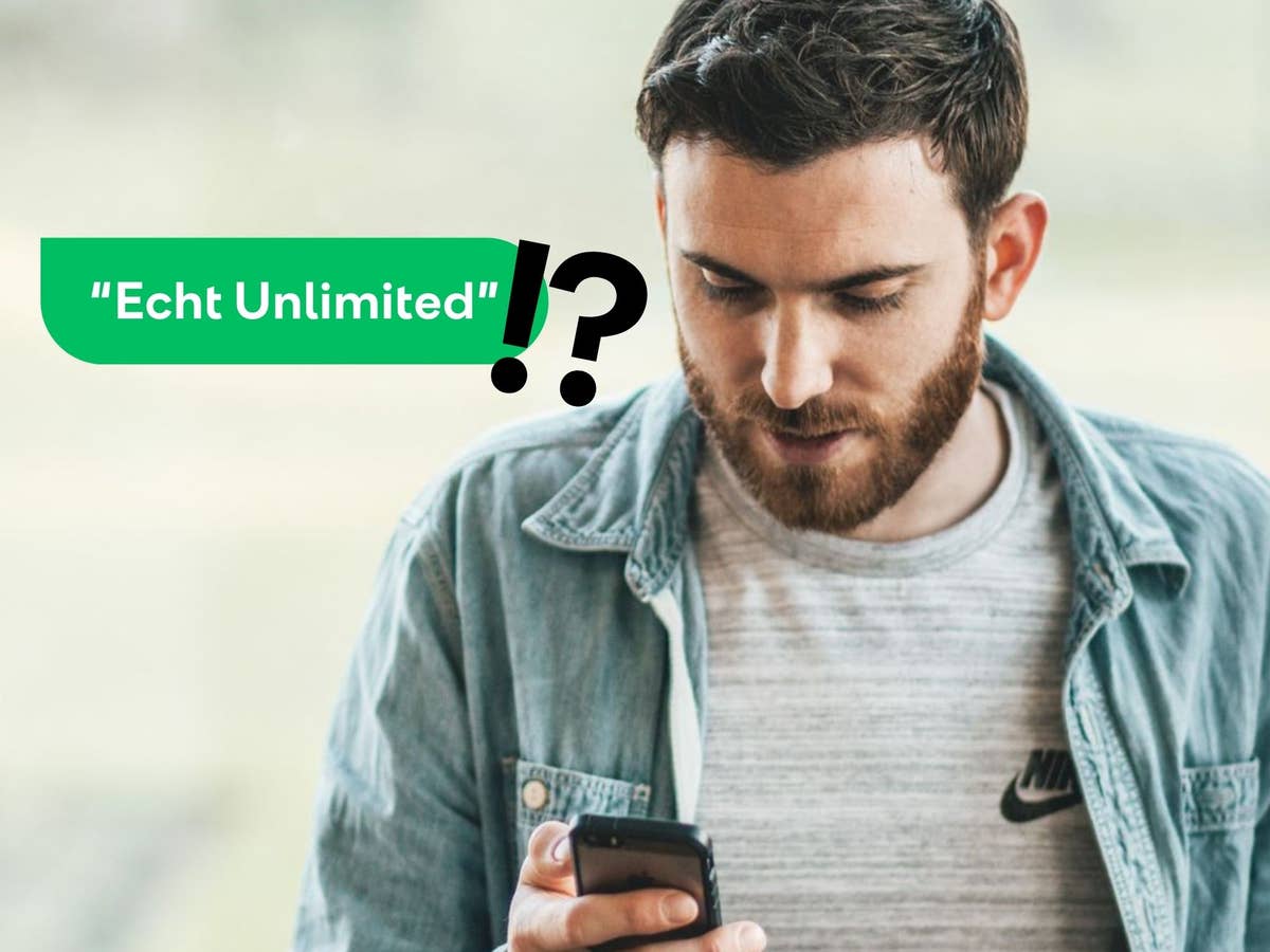 Ein Mann blickt auf sein Handy in seiner Hand. Eingeblendet ist eine Schrit, die 