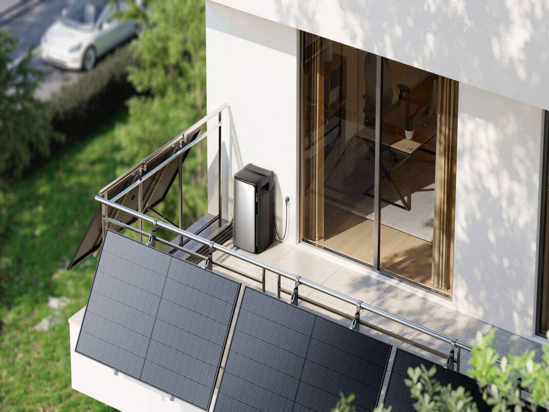 EcoFlow Stream Ultra auf einem modernen Balkon mit Solarmodulen