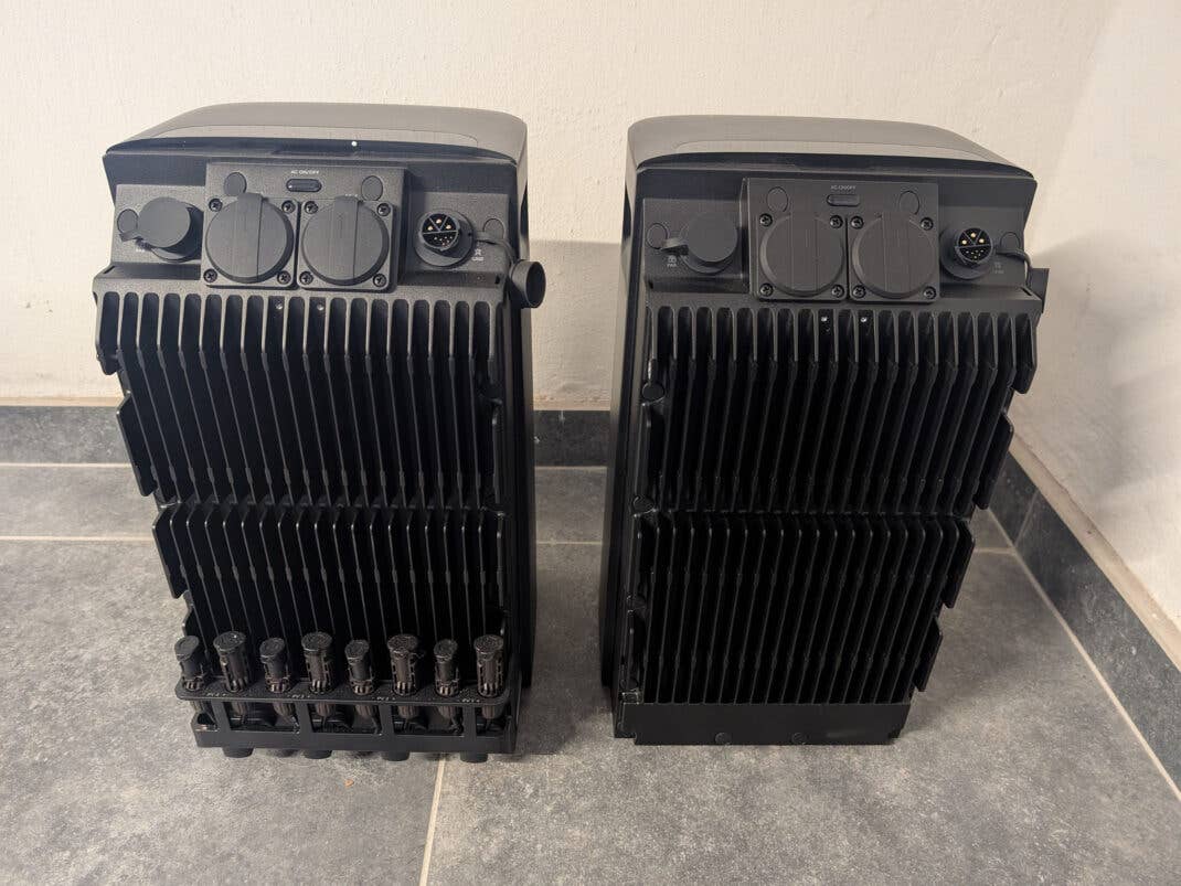 Ecoflow Stream Ultra (links) und AC Pro (rechts) Rückseite