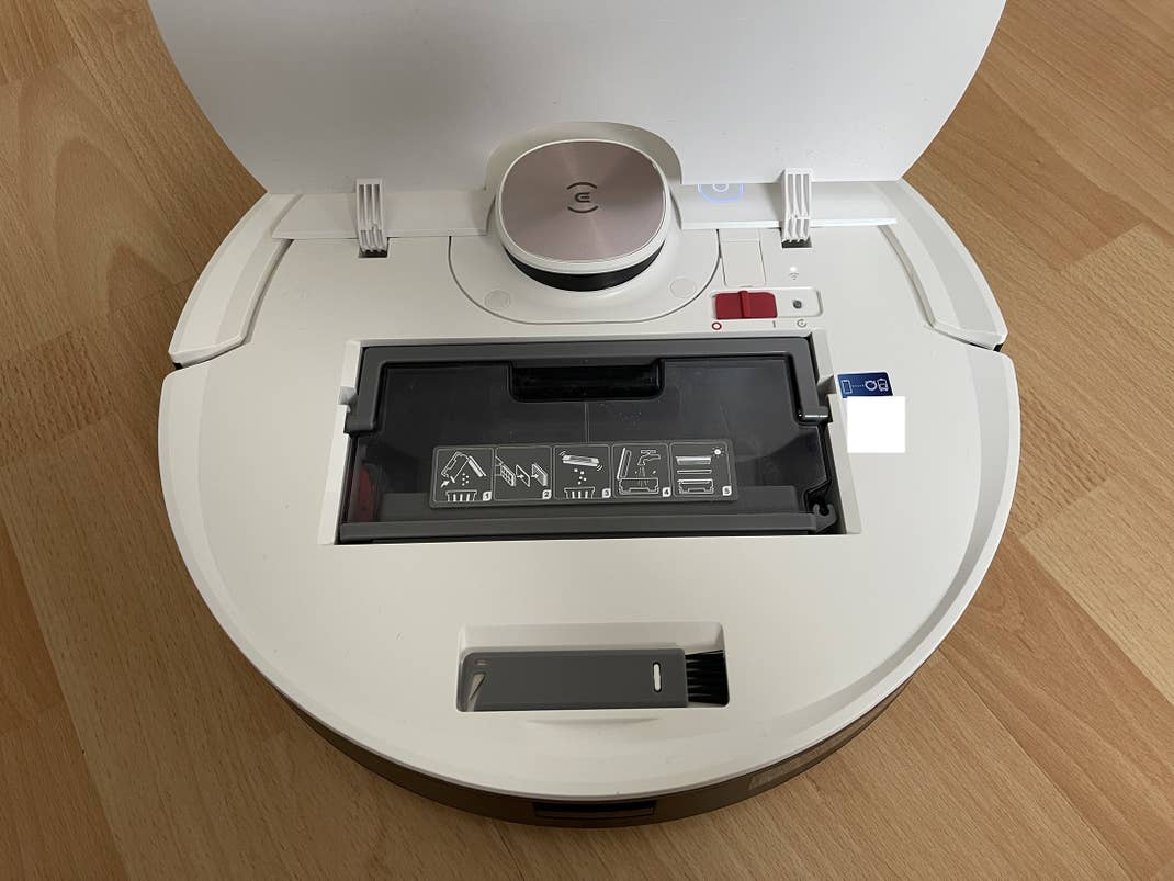 Ecovacs Deebot Ozmo T8 mit geöffnetem Deckel und Sichtbarem Staubbehälter