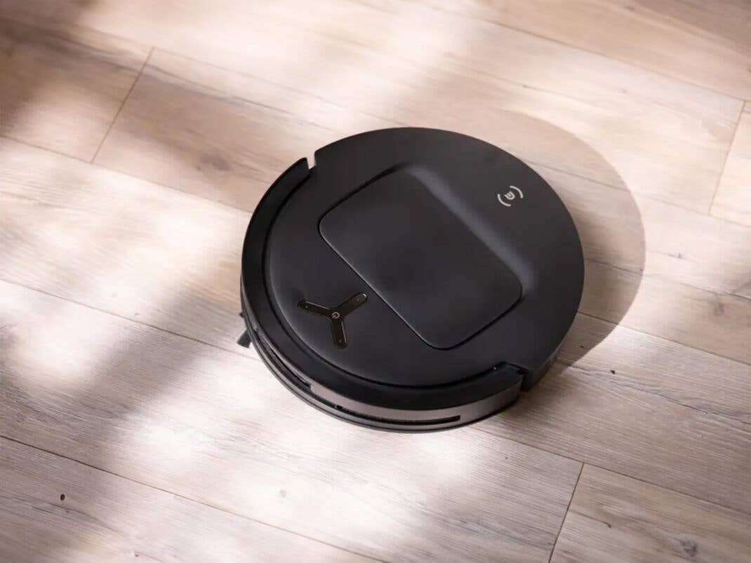 Ecovacs-Saugroboter auf einem Holzboden.