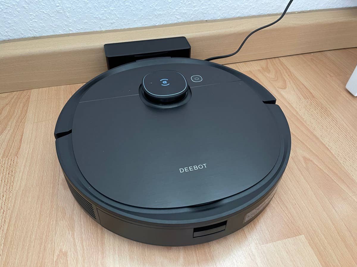 Der Ecovacs Deebot T9 AIVI steht in seiner Station