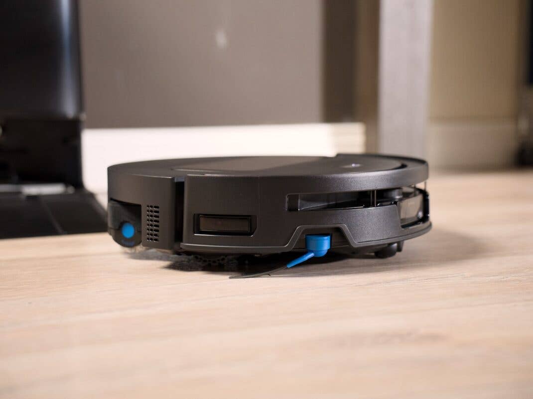 Seitenansicht des Ecovacs Deebot T90 Max Pro Omni