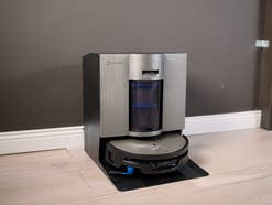 Ecovacs Deebot X12S OmniCyclone in der Station