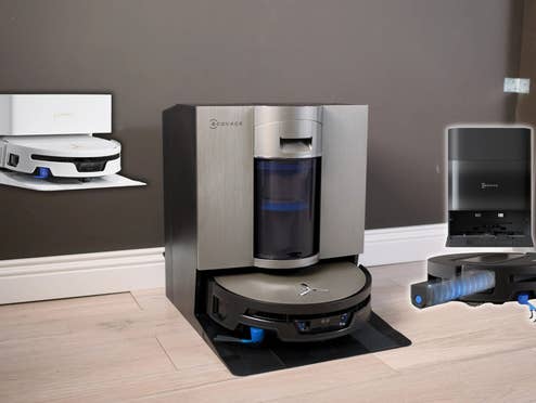 Ecovacs DEEBOT X12S OmniCyclone umgeben von zwei weiteren Ecovacs-Saugrobotern