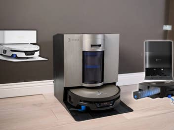 Ecovacs DEEBOT X12S OmniCyclone umgeben von zwei weiteren Ecovacs-Saugrobotern
