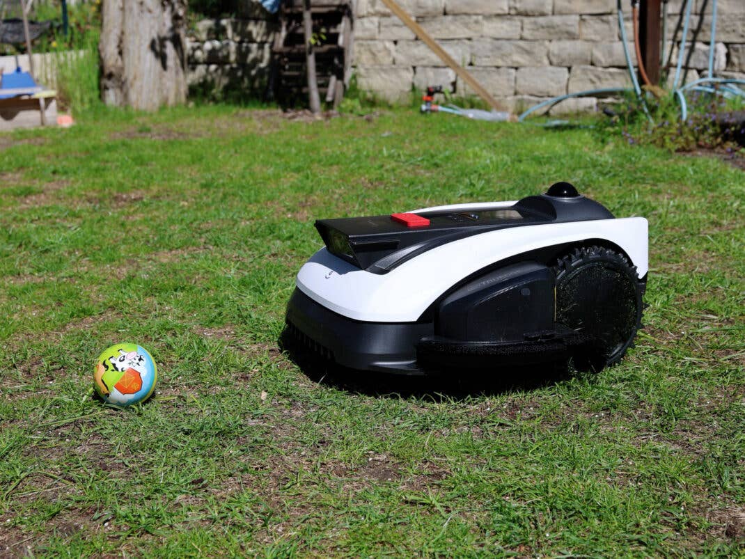 Ecovacs Goat O1200 Lidar Pro vor einem Ball