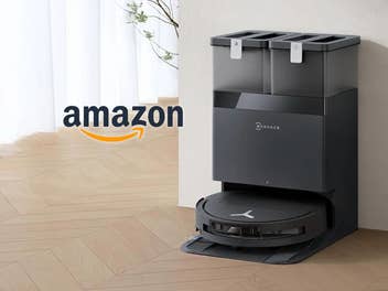 Ecovacs-Saugroboter in einer Wohnung daneben das Amazon-Logo