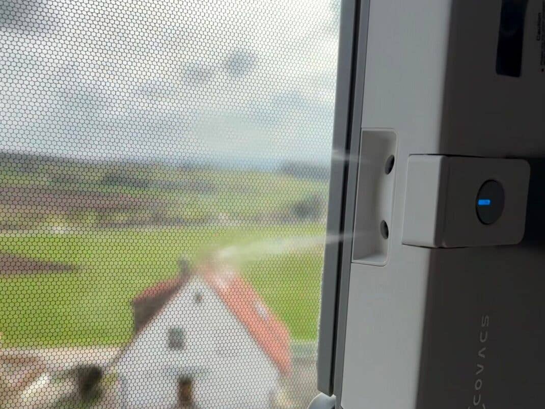 Ecovacs Winbot Mini 2 Fensterputzroboter an einem Fenster mit Sprühfunktion