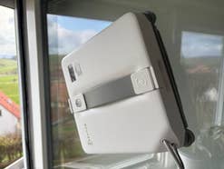 Ecovacs Winbot Mini 2 Fensterputzroboter an einem Fenster