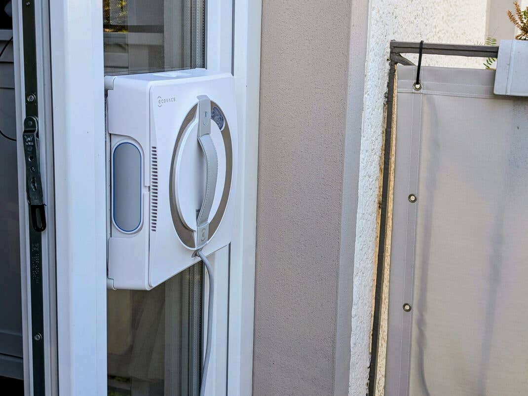 Der Ecovacs Winbot W2 Pro Omni Fensterreinigungs-Roboter auf einem Außenfenster