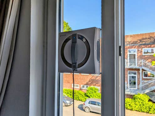 Ein Fensterreinigungs-Roboter auf einem schmalen Fenster