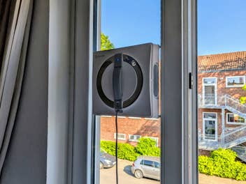 Ein Fensterreinigungs-Roboter auf einem schmalen Fenster