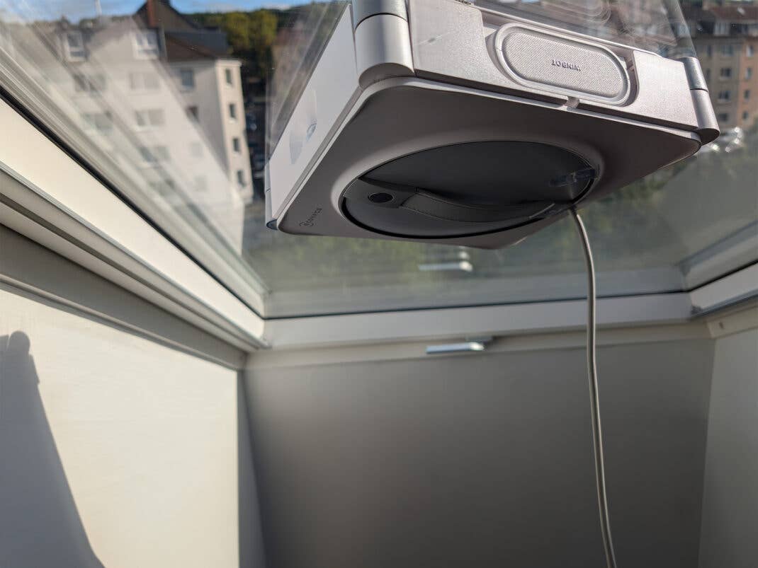 Ecovacs Winbot W2S Omni an einem Dachfenster.