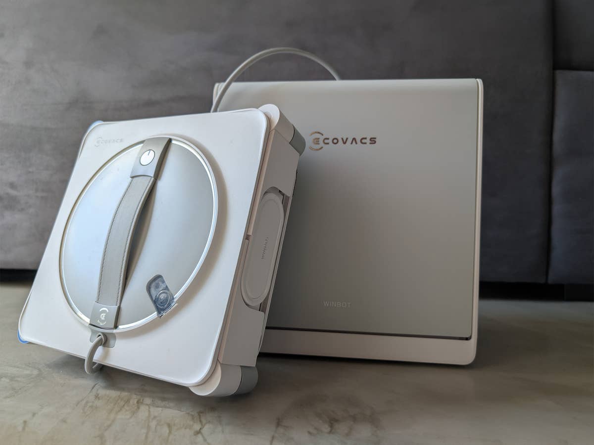 Ecovacs Winbot W2S Omni lehnt an seine All-in-One-Station.