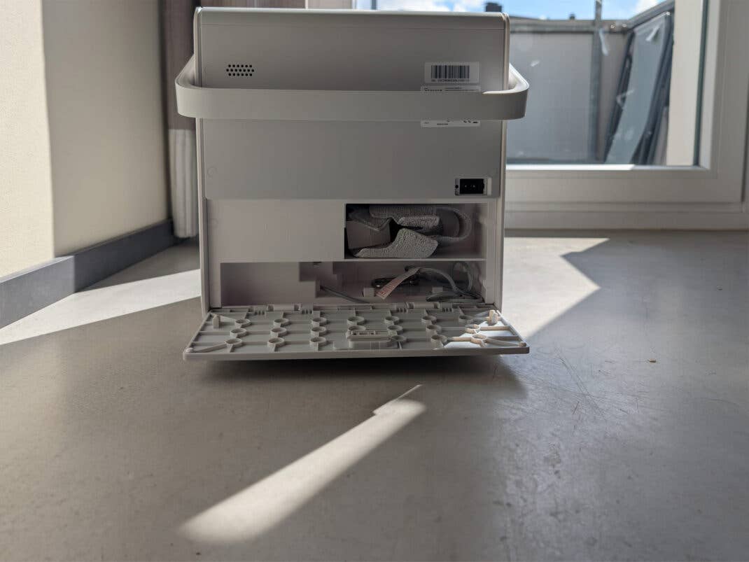 Geöffnete Rückseite der All-in-One-Station des Ecovacs WInbot W2S Omnii.