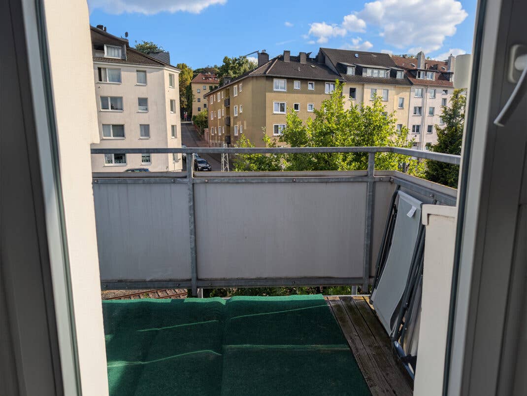 Gesäuberte Fensterscheibe mit einem Blick auf Häuser.