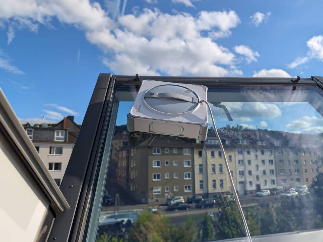 Ecovacs Winbot W2S reinigt ein geöffnetes Dachfenster.