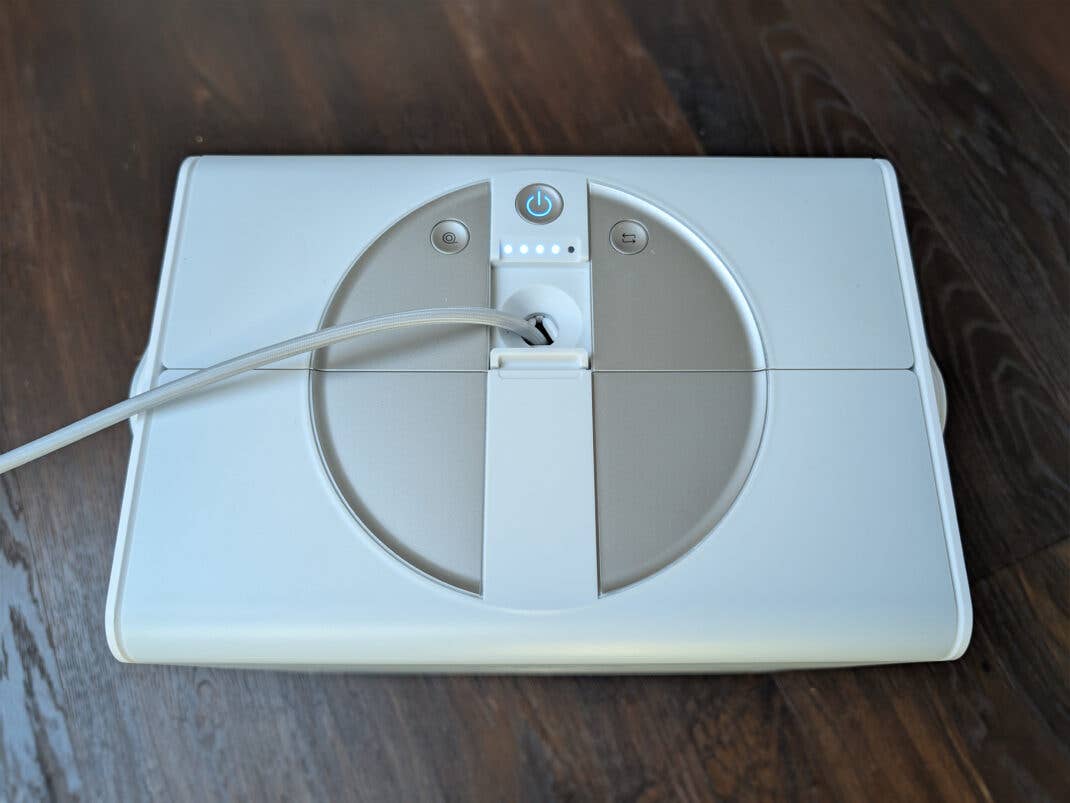 All-in-One-Station des Ecovacs Winbot W2S Omni in der Draufsicht.