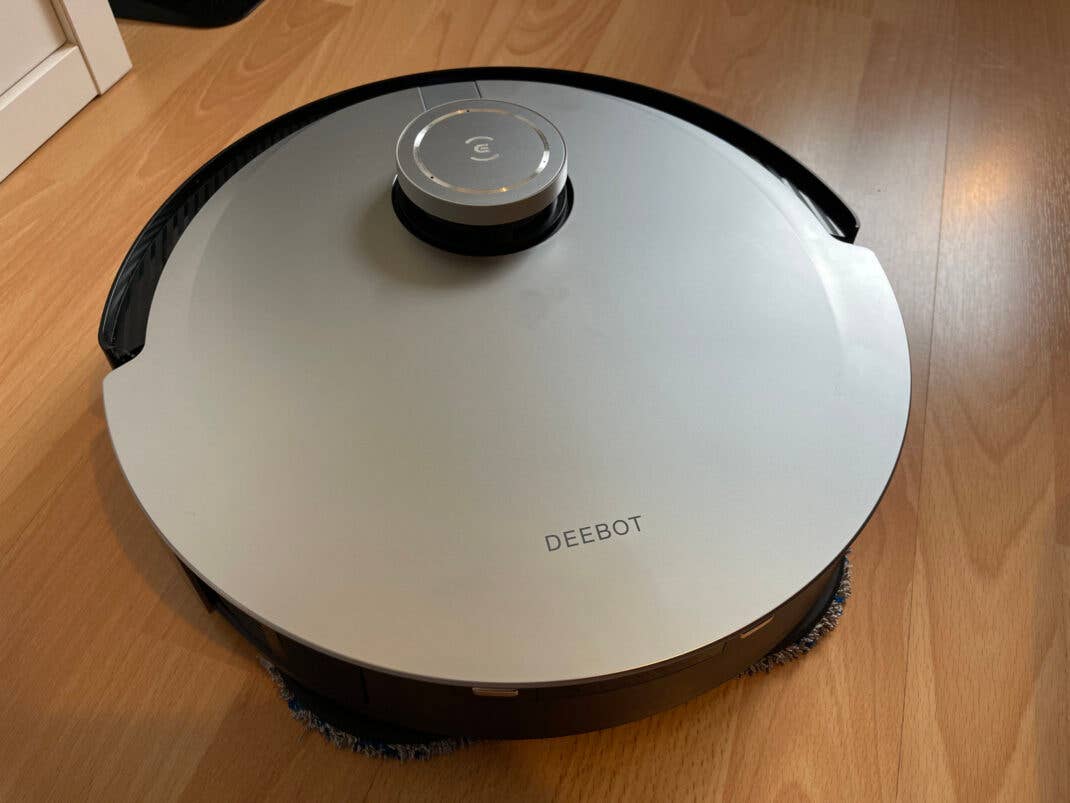 Der Ecovacs Deebot X1 OMNI im Metall-Design