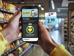 Ein Handy im Supermarkt mit der EDEKA App
