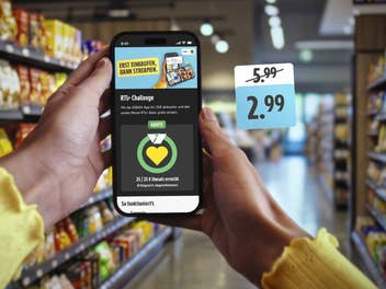 Ein Handy im Supermarkt mit der EDEKA App